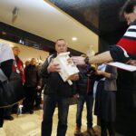 25.02.2020 Radio Kielce. Redakcja rozdawała słuchaczom budki lęgowe dla ptaków / Jarosław Kubalski / Radio Kielce