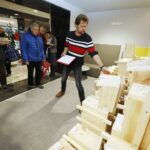 25.02.2020 Radio Kielce. Redakcja rozdawała słuchaczom budki lęgowe dla ptaków / Jarosław Kubalski / Radio Kielce