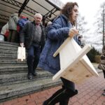 25.02.2020 Radio Kielce. Redakcja rozdawała słuchaczom budki lęgowe dla ptaków / Jarosław Kubalski / Radio Kielce