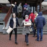 25.02.2020 Radio Kielce. Redakcja rozdawała słuchaczom budki lęgowe dla ptaków / Jarosław Kubalski / Radio Kielce