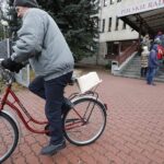 25.02.2020 Radio Kielce. Redakcja rozdawała słuchaczom budki lęgowe dla ptaków / Jarosław Kubalski / Radio Kielce