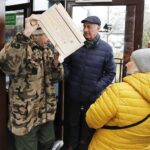 25.02.2020 Radio Kielce. Redakcja rozdawała słuchaczom budki lęgowe dla ptaków / Jarosław Kubalski / Radio Kielce