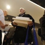 25.02.2020 Radio Kielce. Redakcja rozdawała słuchaczom budki lęgowe dla ptaków / Jarosław Kubalski / Radio Kielce