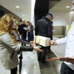 25.02.2020 Radio Kielce. Redakcja rozdawała słuchaczom budki lęgowe dla ptaków / Jarosław Kubalski / Radio Kielce