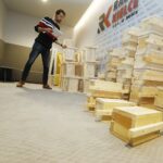 25.02.2020 Radio Kielce. Redakcja rozdawała słuchaczom budki lęgowe dla ptaków / Jarosław Kubalski / Radio Kielce