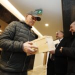 25.02.2020 Radio Kielce. Redakcja rozdawała słuchaczom budki lęgowe dla ptaków / Jarosław Kubalski / Radio Kielce