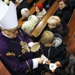 26.02.2020 Kielce. Popielec. Środa Popielcowa. Msza w katedrze. Biskup Andrzej Kaleta / Jarosław Kubalski / Radio Kielce