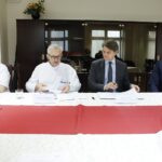 11.02.2020 Kielce. Podpisanie umowy na wykorzystanie Zakładu Diagnostyki Molekularnej ŚCO przez UJK. Od lewej: dr hab. n. med Artur Kowalik - kierownik Zakładu Diagnostyki Molekularnej ŚCO, prof. dr hab. n. med. Stanisław Góźdź - dyrektor ŚCO, prof. dr hab. Jacek Semaniak - rektor UJK i dr hab. Michał Arabski - prorektor ds. nauki UJK / Jarosław Kubalski / Radio Kielce