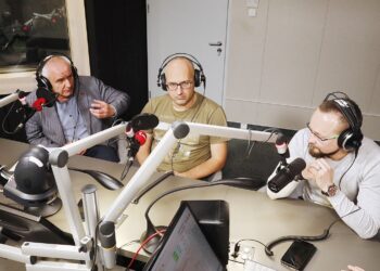 24.02.2020 Radio Kielce. Punkty Widzenia. Na zdjęciu (od lewej): Mirosław Malinowski - prezes ŚZPN, członek zarządu PZPN, Jarosław Kruk - tygodnik Piłka Nożna i Maciej Sierpień - TVP Sport, portal Co w Koronie / Jarosław Kubalski / Radio Kielce