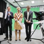 26.02.2020 Kielce. Centrum Mediów UJK. Studio telewizyjne dla studentów dziennikarstwa. Od lewej: dr hab. prof. UJK Janusz Detka - dziekan Wydziau Humanistycznego UJK, dr hab. prof. UJK Olga Dąbrowska-Cendrowska - kierownik Katedry Dziennikarstwa i Komunikacji Społecznej UJK i prof. dr hab. Jacek Semaniak - rektor UJK / Jarosław Kubalski / Radio Kielce