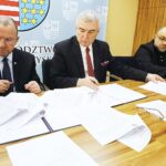 28.02.2020 Kielce. Urząd Marszałkowski. Podpisanie umowy z Wojewódzkim Szpitalem Zespolonym na termomodernizację budynków, zakupu operacyjnych tac do transplantacji nerek i na zakup sprzętu do kliniki otolaryngologi. Od lewej: wicemarszałek Marek Bogusławski, marszałek Andrzej Bętkowski i dyrektor szpitala Bartosz Stemplewski / Jarosław Kubalski / Radio Kielce