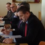 07.02.2020. Ostrowiec Świętokrzyski. Sesja Rady Powiatu Ostrowieckiego. Na zdjęciu (od prawej): Mirosław Rogoziński, Marek Bilski, Janusz Gołdyn / Emilia Sitarska / Radio Kielce