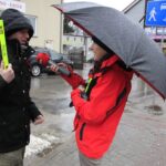 04.02.2020. Końskie. Akcja rozdawania odblasków przez Radio Kielce. Na zdjęciu: Magdalena Galas-Klusek - Radio Kielce / Krzysztof Bujnowicz / Radio Kielce