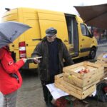 04.02.2020. Końskie. Akcja rozdawania odblasków przez Radio Kielce. Na zdjęciu: Magdalena Galas-Klusek - Radio Kielce / Krzysztof Bujnowicz / Radio Kielce