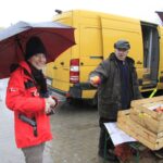 04.02.2020. Końskie. Akcja rozdawania odblasków przez Radio Kielce. Na zdjęciu: Magdalena Galas-Klusek - Radio Kielce / Krzysztof Bujnowicz / Radio Kielce