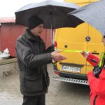 04.02.2020. Końskie. Akcja rozdawania odblasków przez Radio Kielce. Na zdjęciu: Magdalena Galas-Klusek - Radio Kielce / Krzysztof Bujnowicz / Radio Kielce