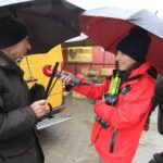 04.02.2020. Końskie. Akcja rozdawania odblasków przez Radio Kielce. Na zdjęciu: Magdalena Galas-Klusek - Radio Kielce / Krzysztof Bujnowicz / Radio Kielce