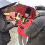 04.02.2020. Końskie. Akcja rozdawania odblasków przez Radio Kielce. Na zdjęciu: Magdalena Galas-Klusek - Radio Kielce / Krzysztof Bujnowicz / Radio Kielce