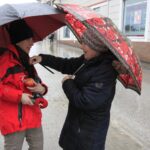 04.02.2020. Końskie. Akcja rozdawania odblasków przez Radio Kielce. Na zdjęciu: Magdalena Galas-Klusek - Radio Kielce / Krzysztof Bujnowicz / Radio Kielce