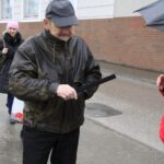 04.02.2020. Końskie. Akcja rozdawania odblasków przez Radio Kielce / Krzysztof Bujnowicz / Radio Kielce