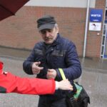 04.02.2020. Końskie. Akcja rozdawania odblasków przez Radio Kielce. Na zdjęciu: Magdalena Galas-Klusek - Radio Kielce / Krzysztof Bujnowicz / Radio Kielce