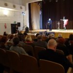 21.02.2020 Ćmielów. Sesja historyczna o Armii Krajowej. Przemawia Edmund Wójcik ze Stowarzyszenia Miłośników Historii Ćmielowa / Emilia Sitarska / Radio Kielce