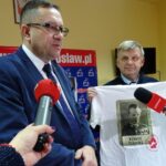 28.02.2020 Ostrowiec. Konferencja przed Biegiem Tropem Wilczym. Na zdjęciu (od lewej): Dariusz Kaszuba - Jednostka Strzelecka Strzelec 2013 i senator Jarosław Rusiecki / Emilia Sitarska / Radio Kielce