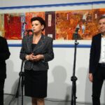 15.02.2020. Ostrowiec Św. Wystawa w BWA prof. Stanisława Białogłowicza i jego uczniów. Na zdjęciu (od lewej): profesor Stanisław Białogłowicz, Jolanta Chwałek - dyrektor BWA w Ostrowcu Św., Piotr Dasios - zastępca prezydenta Ostrowca Św. / Emilia Sitarska / Radio Kielce