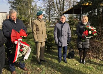 17.02.2020. Staszów. Uroczystości z okazji 157. rocznicy wybuchu powstania styczniowego. Na zdjęciu: (od lewej) starosta staszowski Józef Żółciak, ppłk Artur Gołębiowski - wojskowy komendant uzupełnień w Sandomierzu, burmistrz Staszowa Leszek Kopeć, wiceburmistrz Ewa Kondek / Grażyna Szlęzak-Wójcik / Radio Kielce