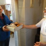 20.02.2020. Opatów. Tłusty czwartek w cukierni „U Szarego”. Na zdjęciu (po prawej): Waldemar Szary - właściciel cukierni / Emilia Sitarska / Radio Kielce