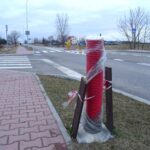 26.02.2020 Ożarów. Pozostałość po słupie oświetleniowym w okolicach skrzyżowania drogi wojewódzkiej 755 z ul. Klonową / Emilia Sitarska / Radio Kielce