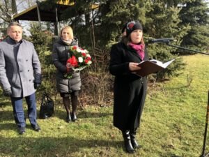 17.02.2020. Staszów. Uroczystości z okazji 157. rocznicy wybuchu powstania styczniowego. Na zdjęciu pierwsza z prawej Anna Karasińska - dyrektor Liceum Ogólnokształcącego im. ks. kard S. Wyszyńskiego w Staszowie / Grażyna Szlęzak-Wójcik / Radio Kielce