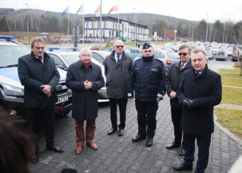 03.02.2020. Kielce. Przekazanie nowych radiowozów Komendzie Miejskiej Policji w Kielcach. Na zdjęciu (od lewej): Mirosław Gębski - starosta kielecki, Krzysztof Lipiec - poseł, Stefan Bąk - członek zarządu powiatu kieleckiego, Piotr Zalewski - komendant miejski policji w Kielcach, Tomasz Pleban - wicestarosta kielecki, Robert Jaworski - burmistrz Chęcin / Wiktor Taszłow / Radio Kielce