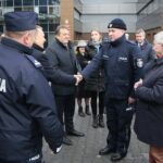 03.02.2020. Kielce. Przekazanie nowych radiowozów Komendzie Miejskiej Policji w Kielcach. Kluczyki do radiowozu wręczają Piotr Zalewski - komendant miejski policji w Kielcach, Robert Jaworski - burmistrz Chęcin, Mirosław Gębski - starosta kielecki i Krzysztof Lipiec - poseł / Wiktor Taszłow / Radio Kielce