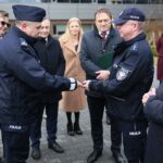 03.02.2020. Kielce. Przekazanie nowych radiowozów Komendzie Miejskiej Policji w Kielcach. Kluczyki do radiowozu wręcza Piotr Zalewski - komendant miejski policji w Kielcach (z lewej) / Wiktor Taszłow / Radio Kielce