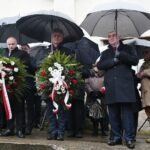 10.02.2020. Kielce. Cmentarz Stary. Uroczystość upamiętniająca 80 rocznicę I wywózki Polaków na Sybir. Na zdjęciu (od lewej): Rafał Nowak - wicewojewoda świętokrzyski, Krzysztof Słoń - senator, Andrzej Bętkowski - marszałek województwa świętokrzyskiego / Wiktor Taszlow / Radio Kielce