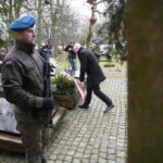 10.02.2020. Kielce. Cmentarz Stary. Uroczystość upamiętniająca 80 rocznicę I wywózki Polaków na Sybir. Wieniec składa Rafał Nowak - wicewojewoda świętokrzyski / Wiktor Taszlow / Radio Kielce