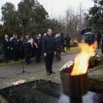 10.02.2020. Kielce. Cmentarz Stary. Uroczystość upamiętniająca 80 rocznicę I wywózki Polaków na Sybir. Wieniec składa Mirosław Gębski - starosta kielecki / Wiktor Taszlow / Radio Kielce