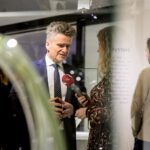 11.02.2020 Kielce. Wystawa „Szklany dialog” w Muzeum Dialogu Kultur. Na zdjęciu: Dorota Klusek - Radio Kielce w rozmowie z senatorem Krzysztofem Słoniem / Wiktor Taszłow / Radio Kielce