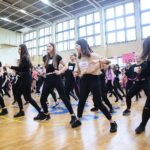 14.02.2020. Kielce. Tańczący protest przeciwko przemocy wobec kobiet w ramach międzynarodowej kampanii One Bilion Rising w SP nr 32 / Wiktor Taszłow / Radio Kielce