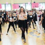 14.02.2020. Kielce. Tańczący protest przeciwko przemocy wobec kobiet w ramach międzynarodowej kampanii One Bilion Rising w SP nr 32 / Wiktor Taszłow / Radio Kielce