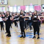 14.02.2020. Kielce. Tańczący protest przeciwko przemocy wobec kobiet w ramach międzynarodowej kampanii One Bilion Rising w SP nr 32 / Wiktor Taszłow / Radio Kielce