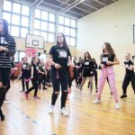 14.02.2020. Kielce. Tańczący protest przeciwko przemocy wobec kobiet w ramach międzynarodowej kampanii One Bilion Rising w SP nr 32 / Wiktor Taszłow / Radio Kielce