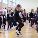 14.02.2020. Kielce. Tańczący protest przeciwko przemocy wobec kobiet w ramach międzynarodowej kampanii One Bilion Rising w SP nr 32 / Wiktor Taszłow / Radio Kielce