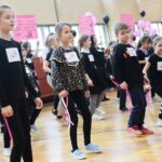 14.02.2020. Kielce. Tańczący protest przeciwko przemocy wobec kobiet w ramach międzynarodowej kampanii One Bilion Rising w SP nr 32 / Wiktor Taszłow / Radio Kielce