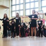 14.02.2020. Kielce. Tańczący protest przeciwko przemocy wobec kobiet w ramach międzynarodowej kampanii One Bilion Rising w SP nr 32 / Wiktor Taszłow / Radio Kielce