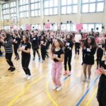 14.02.2020. Kielce. Tańczący protest przeciwko przemocy wobec kobiet w ramach międzynarodowej kampanii One Bilion Rising w SP nr 32 / Wiktor Taszłow / Radio Kielce