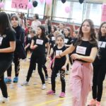 14.02.2020. Kielce. Tańczący protest przeciwko przemocy wobec kobiet w ramach międzynarodowej kampanii One Bilion Rising w SP nr 32 / Wiktor Taszłow / Radio Kielce