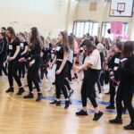 14.02.2020. Kielce. Tańczący protest przeciwko przemocy wobec kobiet w ramach międzynarodowej kampanii One Bilion Rising w SP nr 32 / Wiktor Taszłow / Radio Kielce