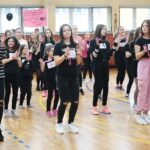 14.02.2020. Kielce. Tańczący protest przeciwko przemocy wobec kobiet w ramach międzynarodowej kampanii One Bilion Rising w SP nr 32 / Wiktor Taszłow / Radio Kielce